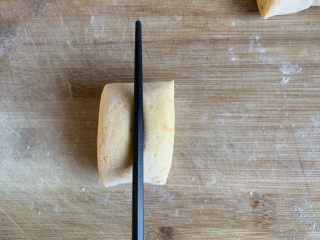 28、南瓜花卷,拿一根筷子，从中间压下去