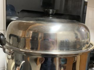 31、南瓜花卷,醒好就开大火蒸，至冒大气再蒸十到十五分钟左右，时间到关火，闷5分钟再开盖（不能马上就开哦，不然会回缩）