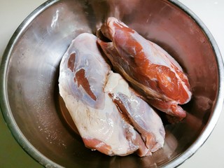 1、五香酱牛肉,牛腱子肉清洗干净