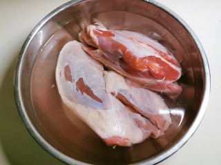 2、五香酱牛肉,用清水浸泡1个小时