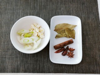 3、五香酱牛肉,葱白切片 葱尾切段 蒜切片 准备好干辣椒 香叶 桂皮 八角