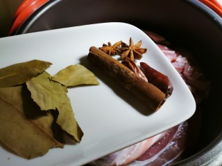 5、五香酱牛肉,放入牛肉  放入八角 桂皮 香叶