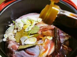 8、五香酱牛肉,倒入料酒