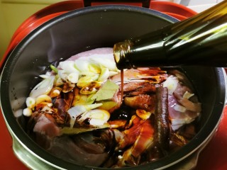 9、五香酱牛肉,放入蚝油