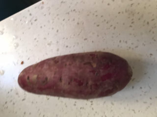 6、紫薯银耳粥,煮粥的时候准备紫薯