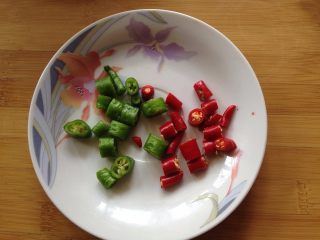 1、捞汁木耳,青、红小米椒切丁