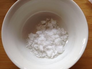 3、捞汁木耳,碗内加入白糖