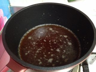 8、捞汁木耳,倒入小锅煮开后冷却