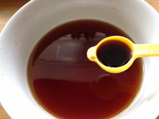 9、捞汁木耳,加入蒸鱼豉油