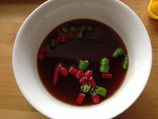 10、捞汁木耳,加入青、红小米椒浸泡成捞汁