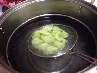 12、捞汁木耳,然后倒入莴笋块，开锅立马捞出过凉