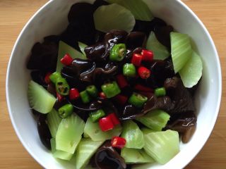 13、捞汁木耳,把过凉后的木耳和莴笋倒入碗中，加入捞汁拌匀入冰箱1小时后即可食用