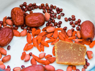 1、食疗食谱——五红水（亲测有效！）,材料全部放入锅内。