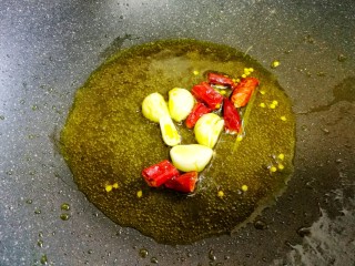 4、好吃到舔盘的黄瓜火腿丁,加大蒜干辣椒爆香。