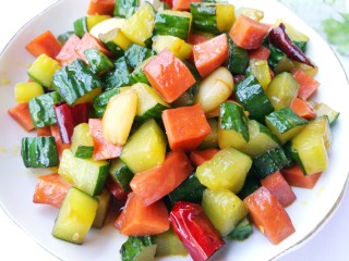 14、好吃到舔盘的黄瓜火腿丁,瞬间光盘的节奏。