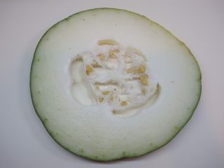 3、时令开胃汤,取冬瓜一片