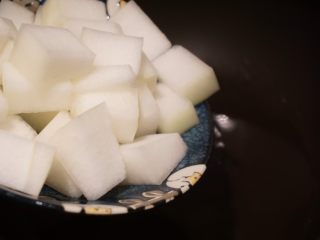 10、时令开胃汤,热锅冷油，加入冬瓜