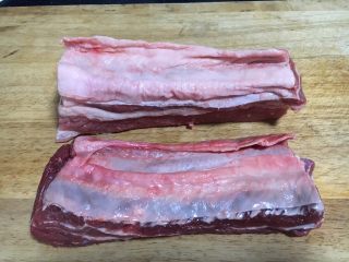 1、补血益气 强筋健骨 山药烧牛肉(附红烧牛肉详细做法),我选用的是内蒙古科尔沁牛肉的纯牛肋条肉。 图中前排的牛肋条肉比图中后排的牛肋条肉总体上薄,特别是底板薄,前排的牛肋条肉品质更佳。