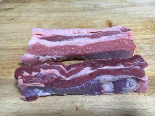 2、补血益气 强筋健骨 山药烧牛肉(附红烧牛肉详细做法),从牛肋条肉的侧身看,牛肋条肉肥瘦相间,这样的肉炖出来软嫩香醇。