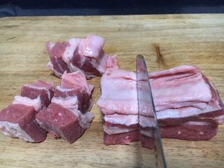3、补血益气 强筋健骨 山药烧牛肉(附红烧牛肉详细做法),把肉切成5厘米左右的块,切肉时刀要逆着牛肉的纹理切。