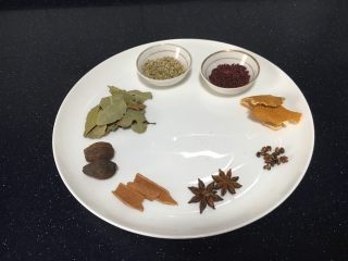 4、补血益气 强筋健骨 山药烧牛肉(附红烧牛肉详细做法),准备好调料:香叶、草果、桂皮、八角、花椒、陈皮、红曲米、小茴