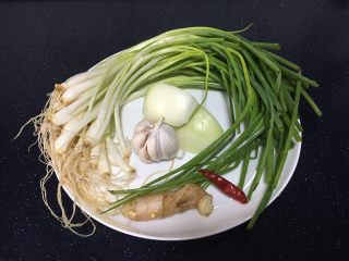 5、补血益气 强筋健骨 山药烧牛肉(附红烧牛肉详细做法),小香葱、蒜、洋葱、姜、干辣椒。