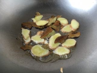 11、补血益气 强筋健骨 山药烧牛肉(附红烧牛肉详细做法),热锅放入2勺炒菜油,放入姜片和香叶,中火煸炒至姜片略带金黄色。