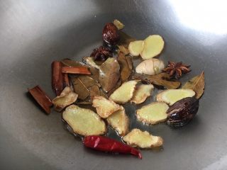 12、补血益气 强筋健骨 山药烧牛肉(附红烧牛肉详细做法),放入八角、草果、桂皮、辣椒煸炒一下,然后改小火。