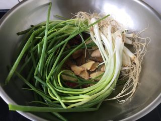 13、补血益气 强筋健骨 山药烧牛肉(附红烧牛肉详细做法),放入小香葱。