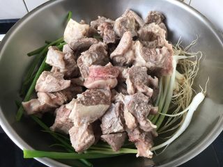 14、补血益气 强筋健骨 山药烧牛肉(附红烧牛肉详细做法),倒入焯过水的牛肉。