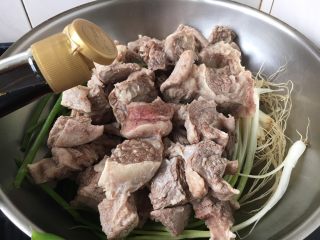 15、补血益气 强筋健骨 山药烧牛肉(附红烧牛肉详细做法),倒入120g生抽、10g老抽。