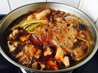 20、补血益气 强筋健骨 山药烧牛肉(附红烧牛肉详细做法),这是炖45分钟后的效果图,然后改大火,收汁(稍稍收汁,让汁浓稠些即可)。