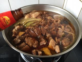 21、补血益气 强筋健骨 山药烧牛肉(附红烧牛肉详细做法),随后倒入20g左右蚝油提鲜。
