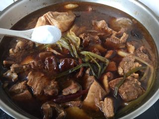 22、补血益气 强筋健骨 山药烧牛肉(附红烧牛肉详细做法),放入2勺(25g)盐调味。