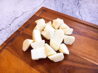 26、补血益气 强筋健骨 山药烧牛肉(附红烧牛肉详细做法),山药切成滚刀块。