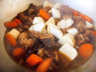 27、补血益气 强筋健骨 山药烧牛肉(附红烧牛肉详细做法),山药放入锅里烧制5分钟左右。