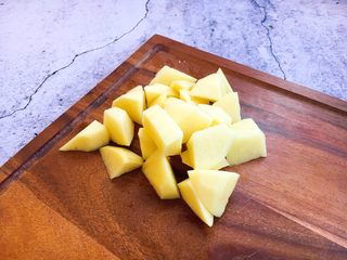 28、补血益气 强筋健骨 山药烧牛肉(附红烧牛肉详细做法),土豆切成滚刀块。