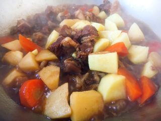29、补血益气 强筋健骨 山药烧牛肉(附红烧牛肉详细做法),土豆放入锅里,与其它食材一同烧制10分钟左右。