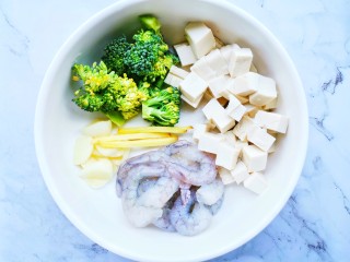 1、西兰花虾仁豆腐汤,准备好所有食材。西兰花切小朵放入加盐的凉水中浸泡5分钟然后清洗干净,
