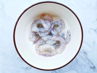2、西兰花虾仁豆腐汤,虾仁去虾线加盐料酒腌制5分钟。