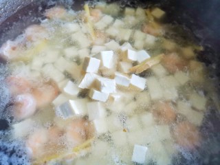 6、西兰花虾仁豆腐汤,倒入豆腐再次煮开,