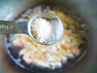 7、西兰花虾仁豆腐汤,加半勺盐➕半勺胡椒粉调匀,
