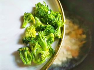 8、西兰花虾仁豆腐汤,最后加入西兰花,