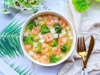 11、西兰花虾仁豆腐汤,非常鲜。