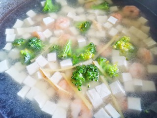 9、西兰花虾仁豆腐汤,煮20秒出锅。