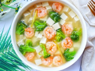 15、西兰花虾仁豆腐汤,喜欢的可以试试哟。