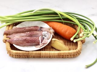1、蚝香蒜薹鱿鱼小炒,首先备齐所有的食材。