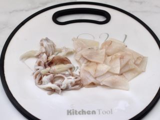 3、蚝香蒜薹鱿鱼小炒,把鱿鱼板去除外皮后,用刀切成块,再改花刀,鱿鱼头一切两开。