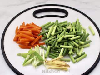 5、蚝香蒜薹鱿鱼小炒,蒜薹摘洗干净后切段,胡萝卜切细条,葱姜切丝。