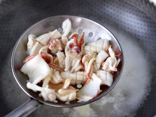 7、蚝香蒜薹鱿鱼小炒,再把腌制好的鱿鱼焯水,变色即可捞出沥干备用。